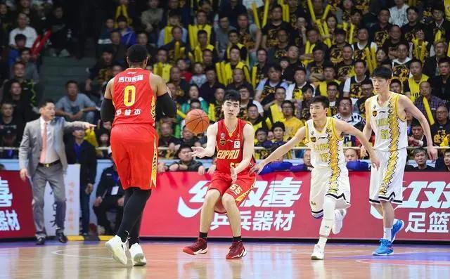 包含华域不敌对手，积分领先地位岌岌可危的词条